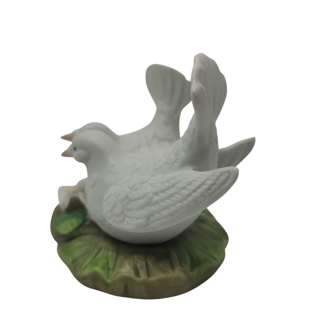 Vintage Lefton Figurine‎ Doves in Nest Egg 1985 Collection Hand Painted 05134